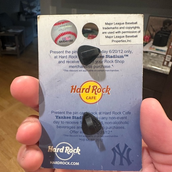 Yankees Hard Rock Cafe pin - Picture 2 of 5